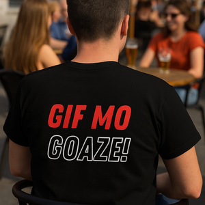 Persoon met zwart T-shirt met de tekst 