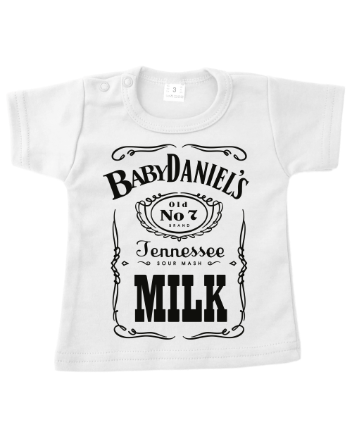 Schattige baby in een wit shirt met grappige parodietekst geïnspireerd op het Jack Daniel's-label, perfect als origineel kraamcadeau.