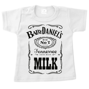 Schattige baby in een wit shirt met grappige parodietekst geïnspireerd op het Jack Daniel's-label, perfect als origineel kraamcadeau.